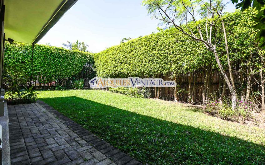 Puerta de Hierro Santa Ana! Condo de 3 habit. con jardín