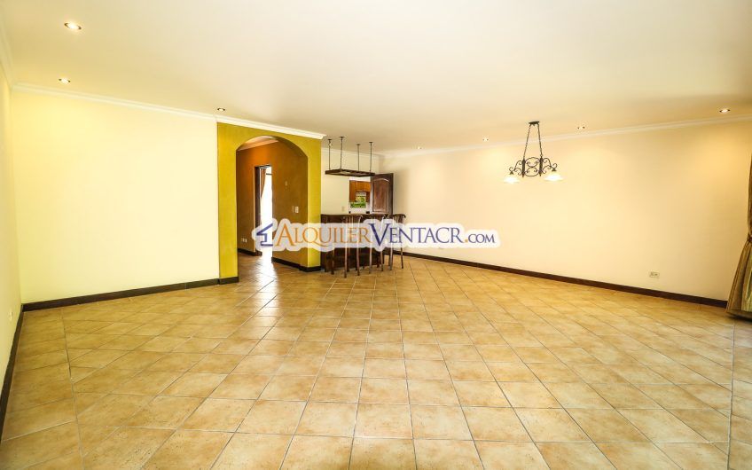 Puerta de Hierro Santa Ana! Condo de 3 habit. con jardín