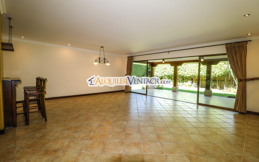 Puerta de Hierro Santa Ana! Condo de 3 habit. con jardín