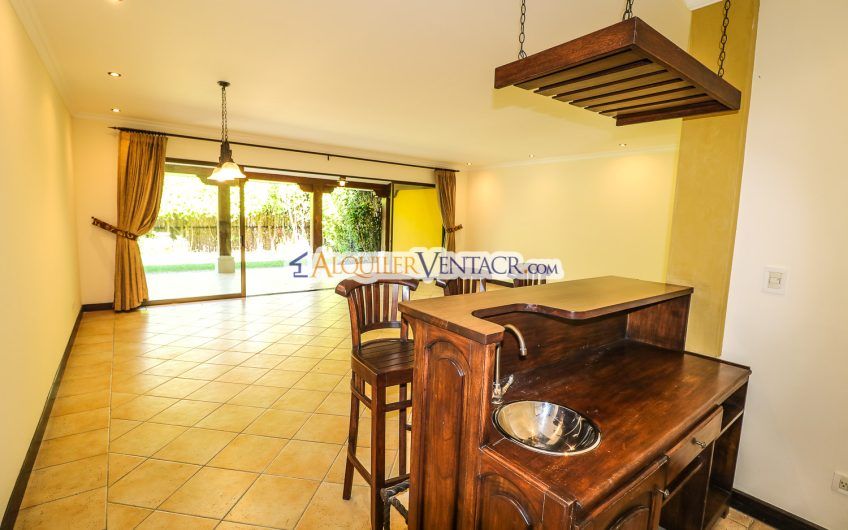 Puerta de Hierro Santa Ana! Condo de 3 habit. con jardín