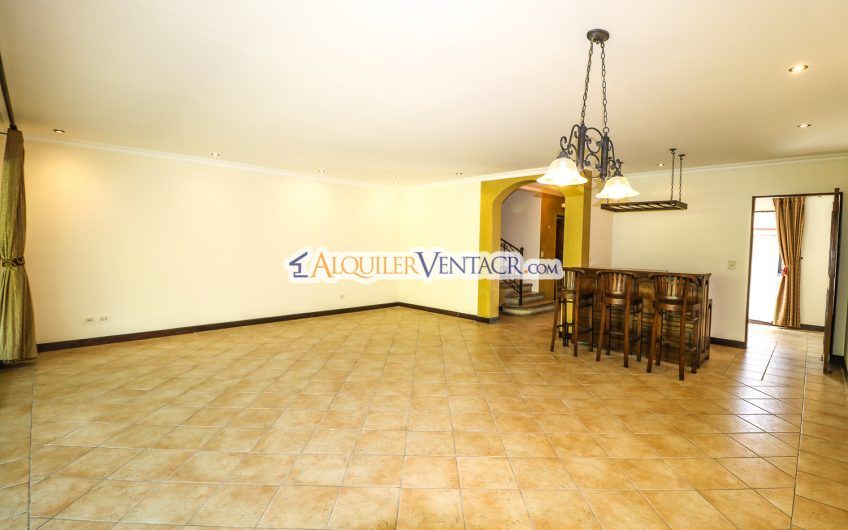 Puerta de Hierro Santa Ana! Condo de 3 habit. con jardín