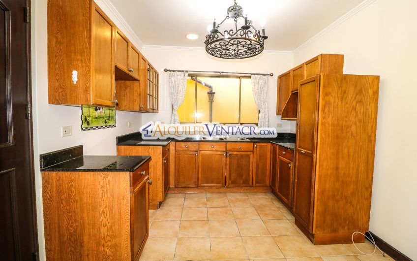 Puerta de Hierro Santa Ana! Condo de 3 habit. con jardín