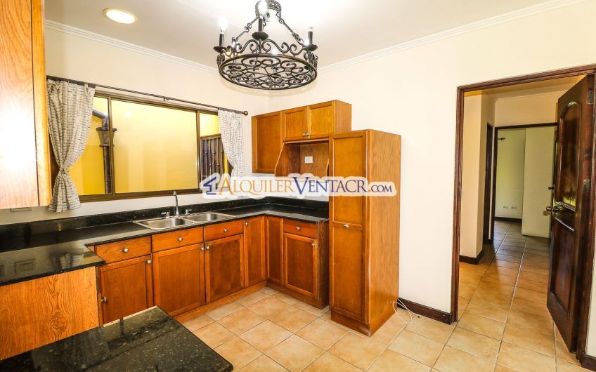 Puerta de Hierro Santa Ana! Condo de 3 habit. con jardín