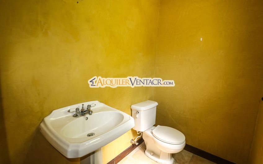 Puerta de Hierro Santa Ana! Condo de 3 habit. con jardín