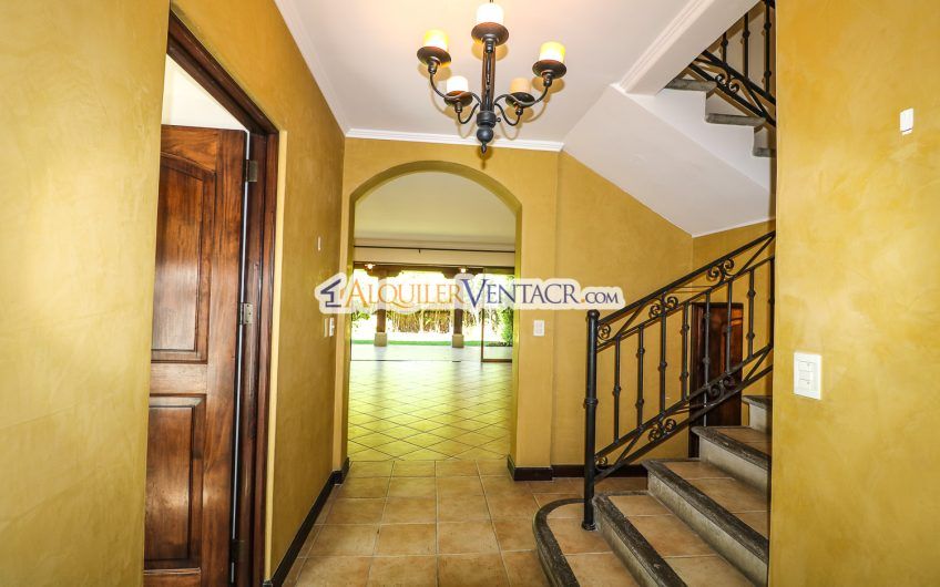 Puerta de Hierro Santa Ana! Condo de 3 habit. con jardín