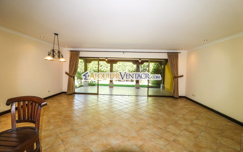 Puerta de Hierro Santa Ana! Condo de 3 habit. con jardín