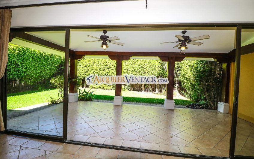 Puerta de Hierro Santa Ana! Condo de 3 habit. con jardín