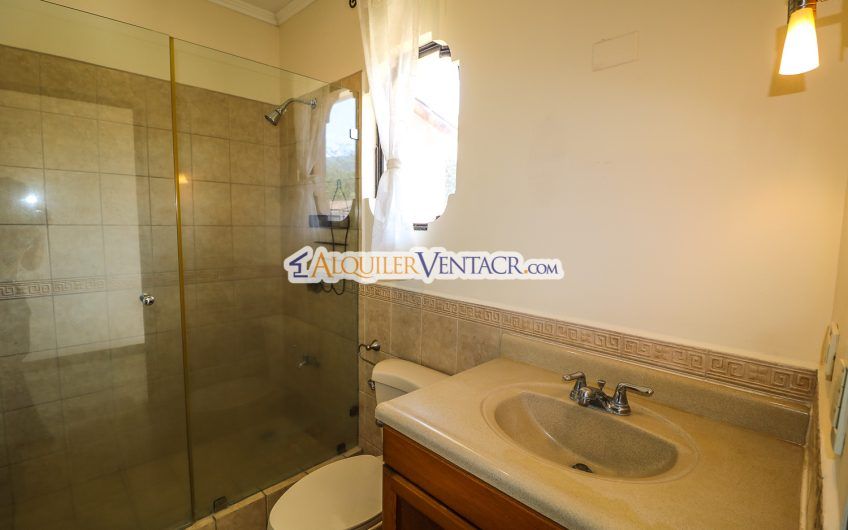 Puerta de Hierro Santa Ana! Condo de 3 habit. con jardín