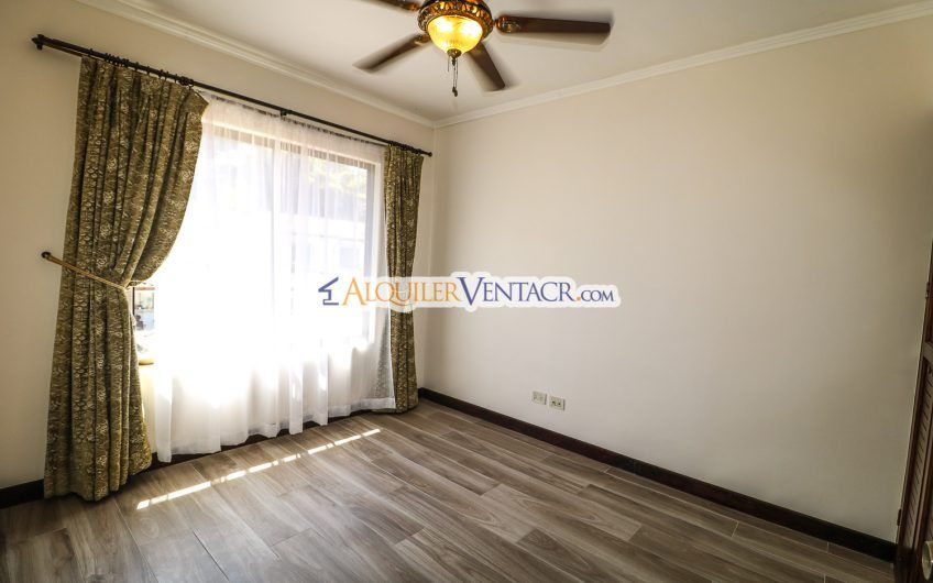 Puerta de Hierro Santa Ana! Condo de 3 habit. con jardín