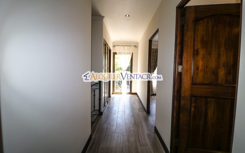 Puerta de Hierro Santa Ana! Condo de 3 habit. con jardín