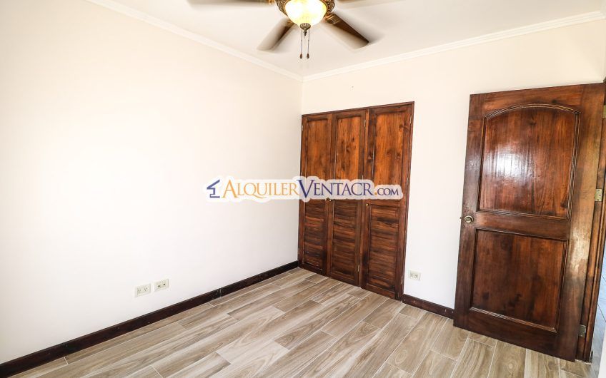 Puerta de Hierro Santa Ana! Condo de 3 habit. con jardín