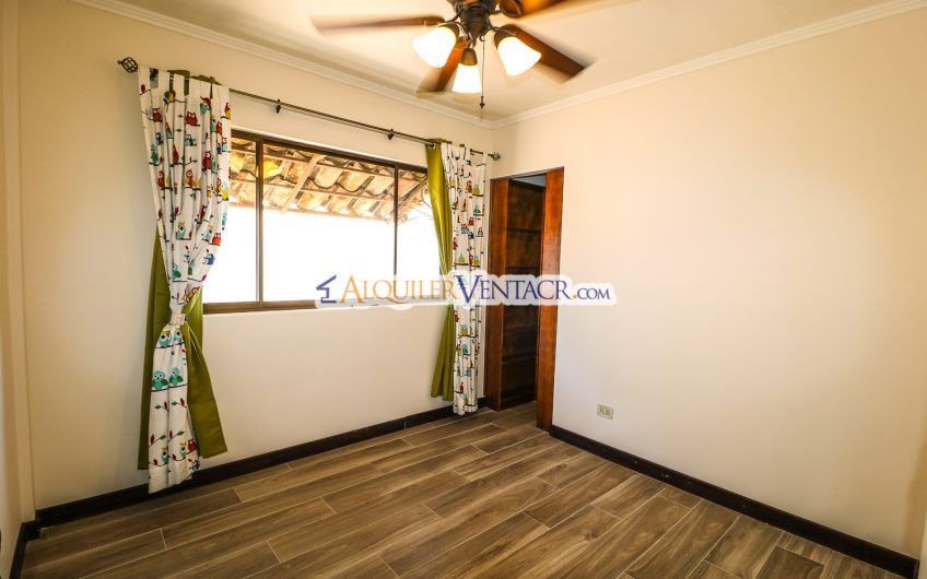 Puerta de Hierro Santa Ana! Condo de 3 habit. con jardín