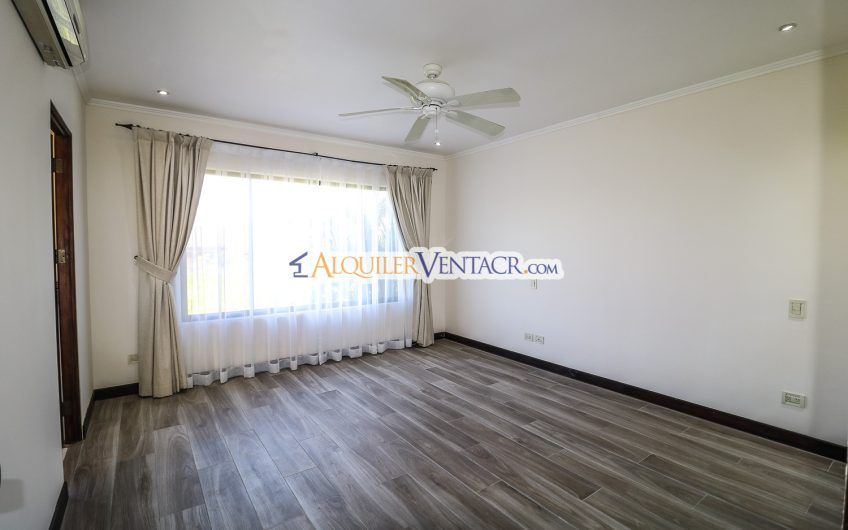 Puerta de Hierro Santa Ana! Condo de 3 habit. con jardín