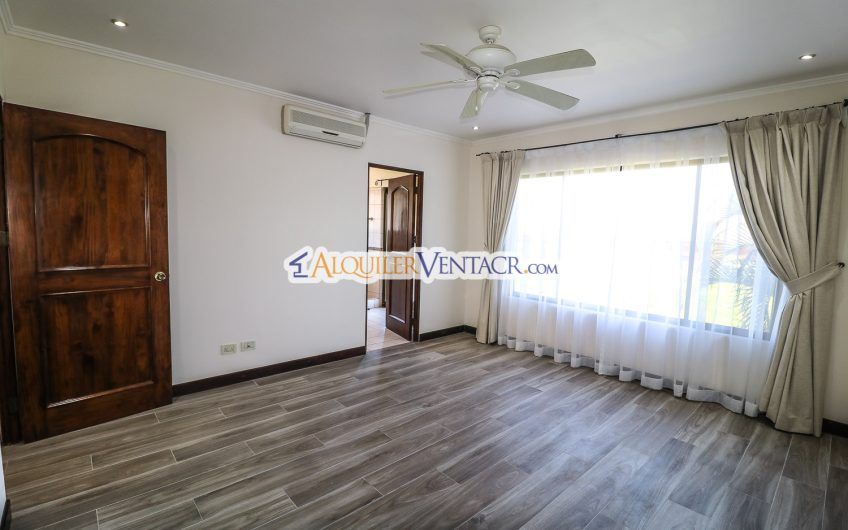 Puerta de Hierro Santa Ana! Condo de 3 habit. con jardín