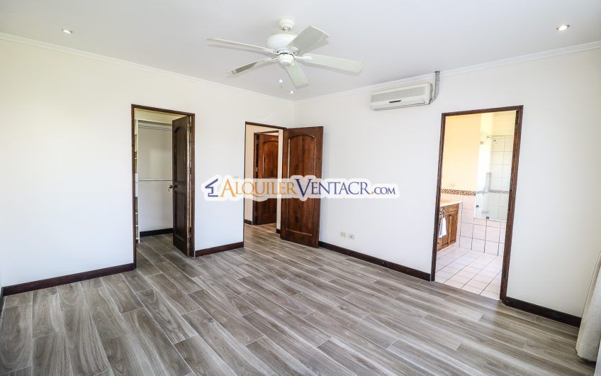 Puerta de Hierro Santa Ana! Condo de 3 habit. con jardín