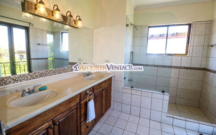 Puerta de Hierro Santa Ana! Condo de 3 habit. con jardín