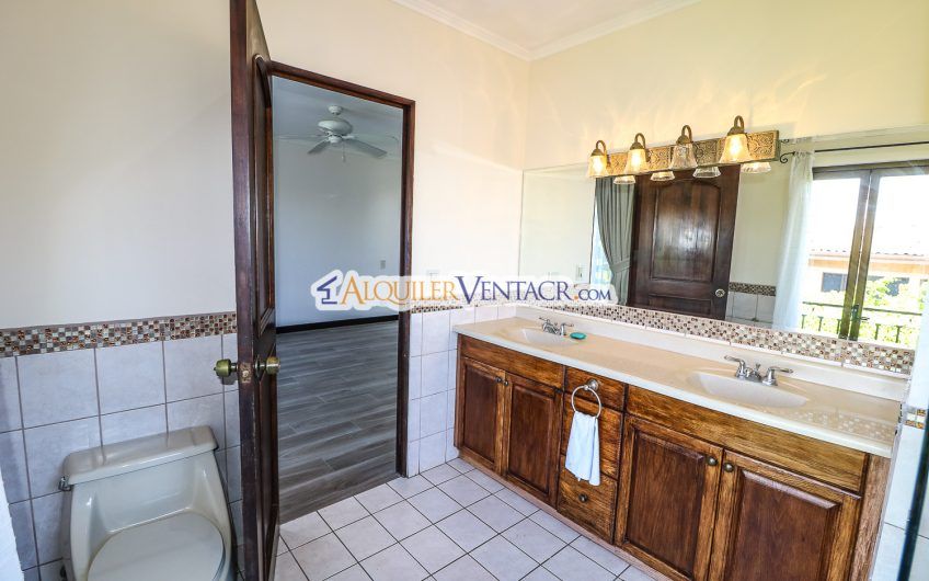 Puerta de Hierro Santa Ana! Condo de 3 habit. con jardín