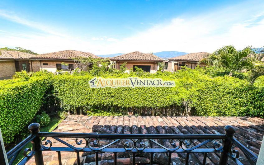 Puerta de Hierro Santa Ana! Condo de 3 habit. con jardín