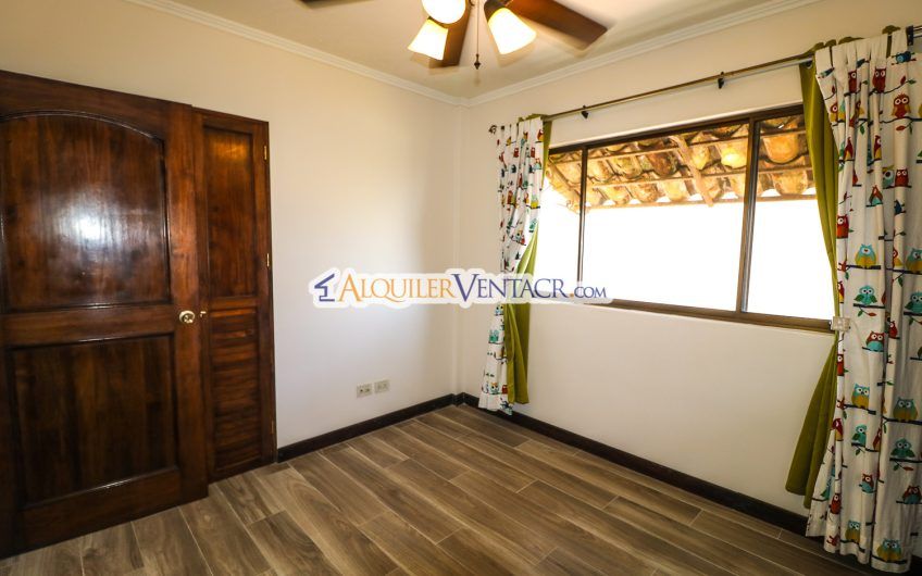 Puerta de Hierro Santa Ana! Condo de 3 habit. con jardín