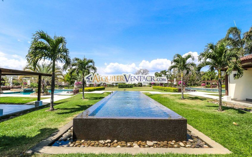 La Hacienda del Bosque Santa Ana! Casa de una planta con 1.010 m2 lote
