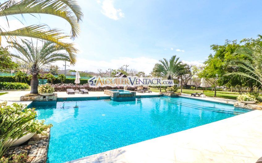 La Hacienda del Bosque Santa Ana! Casa de una planta con 1.010 m2 lote