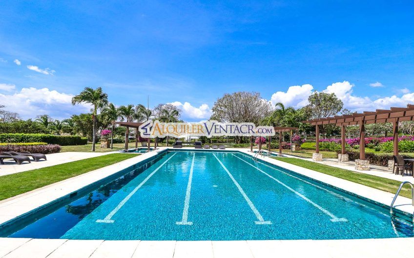 La Hacienda del Bosque Santa Ana! Casa de una planta con 1.010 m2 lote