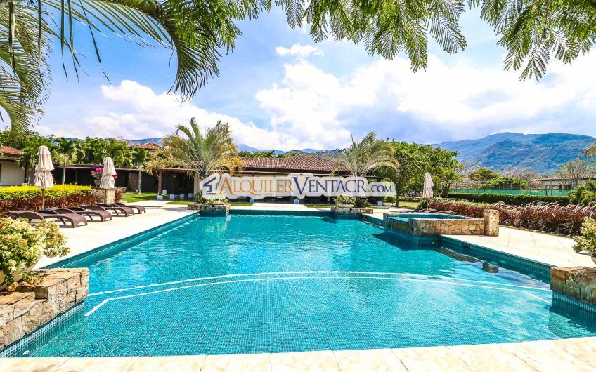 La Hacienda del Bosque Santa Ana! Casa de una planta con 1.010 m2 lote