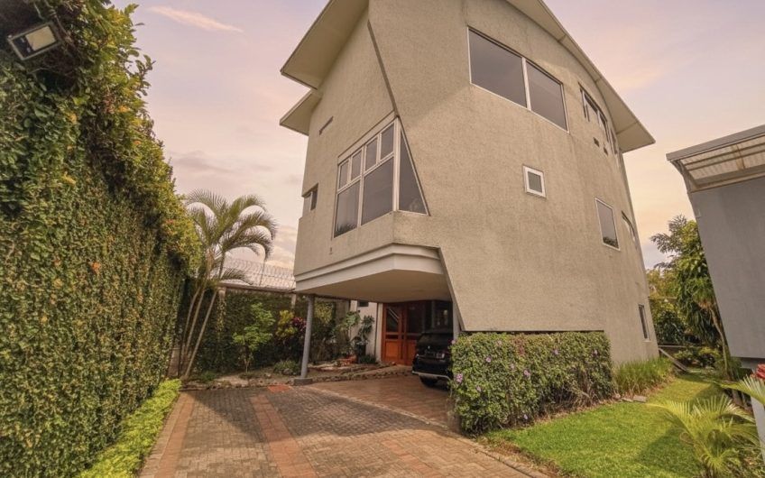 Condo Contemporáneo de 432 m2 con vista en Guachipelín Escazú