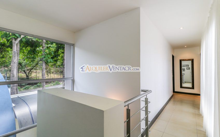 Condo contemporáneo amueblado con jardín en Santa Ana Pozos