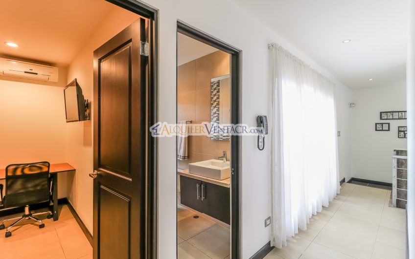 Condo contemporáneo amueblado con jardín en Santa Ana Pozos