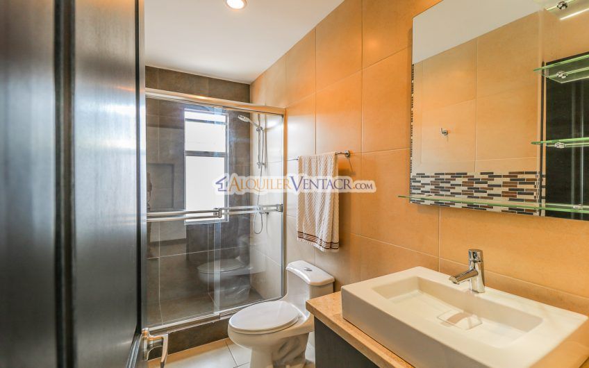 Condo contemporáneo amueblado con jardín en Santa Ana Pozos