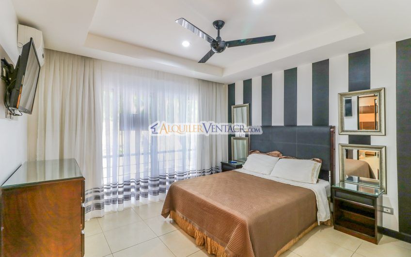 Condo contemporáneo amueblado con jardín en Santa Ana Pozos