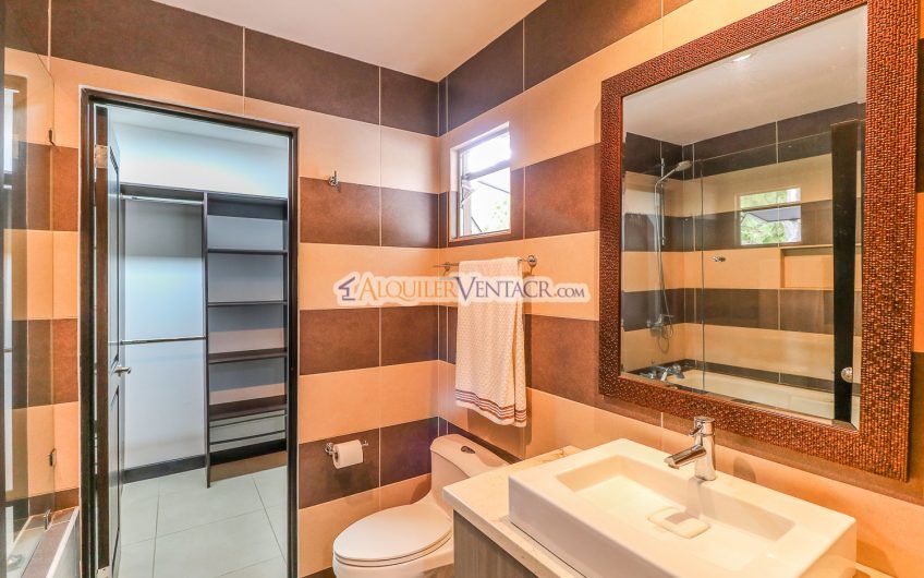 Condo contemporáneo amueblado con jardín en Santa Ana Pozos