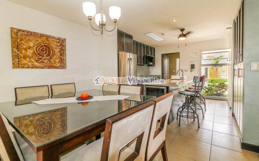 Condo contemporáneo amueblado con jardín en Santa Ana Pozos