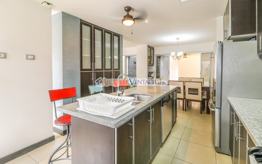 Condo contemporáneo amueblado con jardín en Santa Ana Pozos