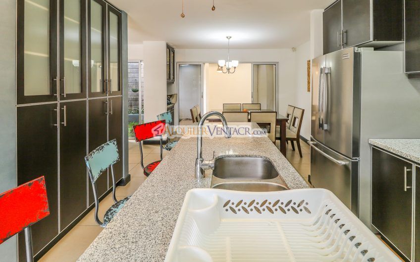 Condo contemporáneo amueblado con jardín en Santa Ana Pozos