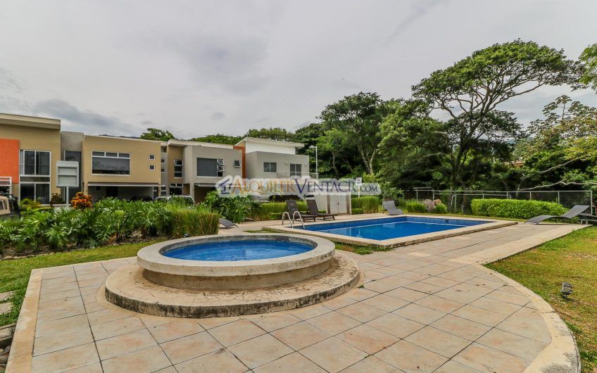 Condo contemporáneo amueblado con jardín en Santa Ana Pozos