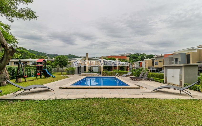 Condo contemporáneo amueblado con jardín en Santa Ana Pozos