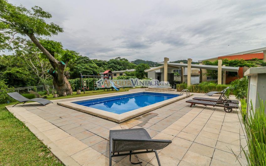 Condo contemporáneo amueblado con jardín en Santa Ana Pozos