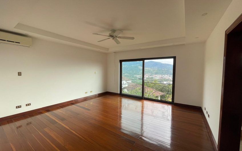 Villa Real Santa Ana! Condo de Un Nivel con full vistas