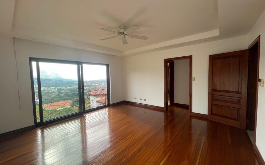 Villa Real Santa Ana! Condo de Un Nivel con full vistas