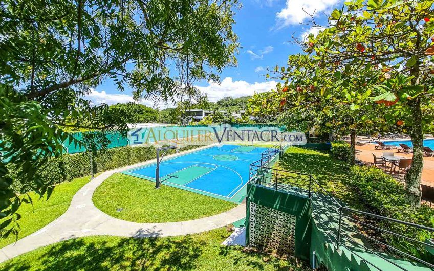 Villa Real Santa Ana! Condo de Un Nivel con full vistas