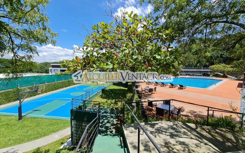 Villa Real Santa Ana! Condo de Un Nivel con full vistas