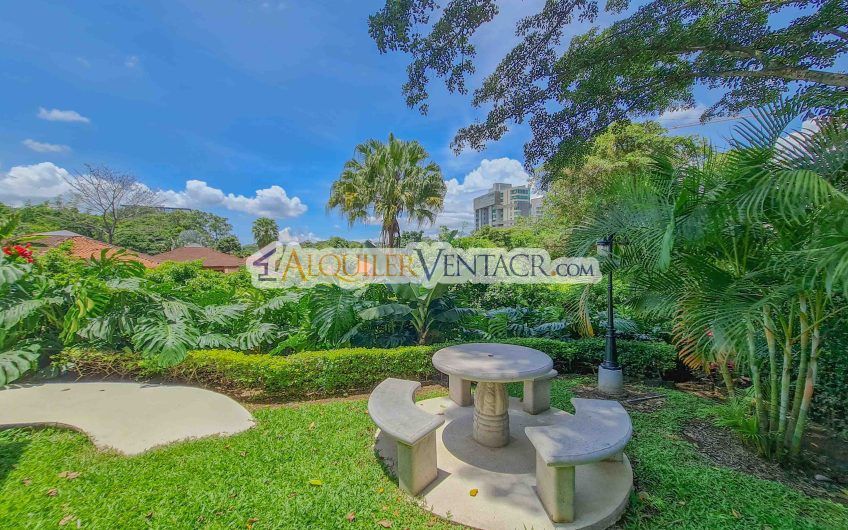 Apartamento con línea blanca y terraza en San Rafael Escazú x Country Club