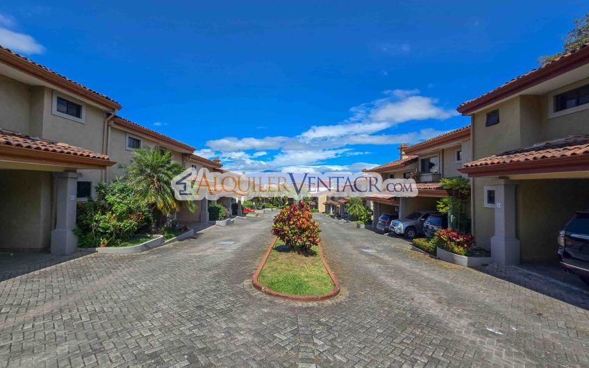 Condo esquinero de 319 m2 con 4 habit. x World Gym Guachipelín Escazú