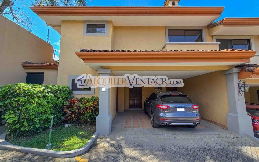 Condo esquinero de 319 m2 con 4 habit. x World Gym Guachipelín Escazú