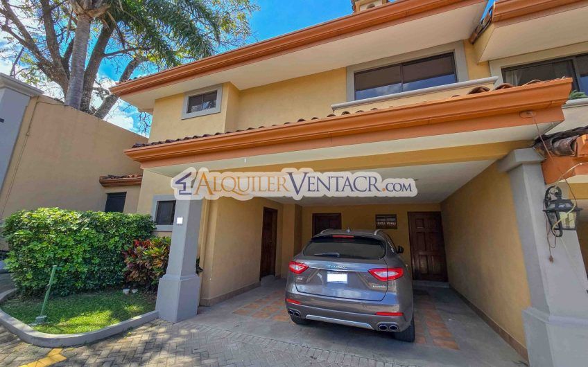 Condo esquinero de 319 m2 con 4 habit. x World Gym Guachipelín Escazú