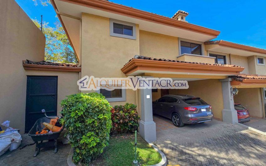 Condo esquinero de 319 m2 con 4 habit. x World Gym Guachipelín Escazú