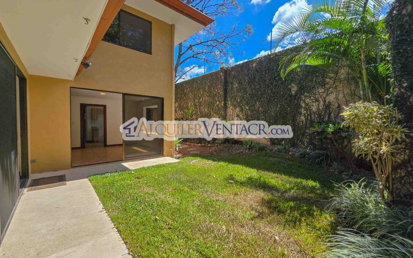 Condo esquinero de 319 m2 con 4 habit. x World Gym Guachipelín Escazú