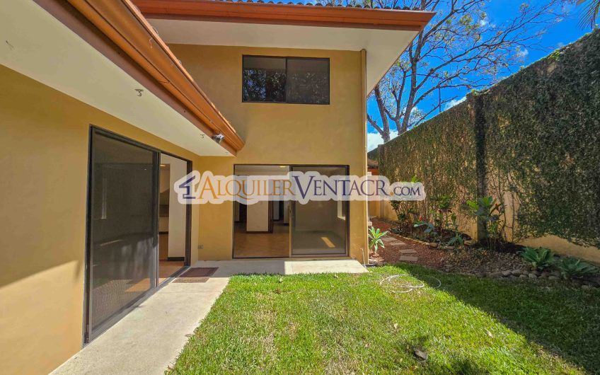 Condo esquinero de 319 m2 con 4 habit. x World Gym Guachipelín Escazú